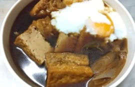 更に盛り温泉たまごを割り入れた写真