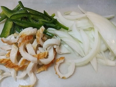 ピーマン、玉ねぎ、ちくわを切った写真