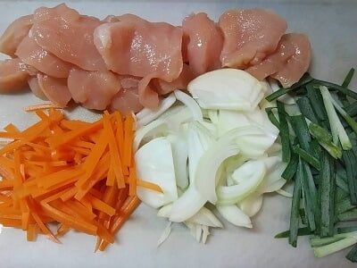 使う食材を切った写真