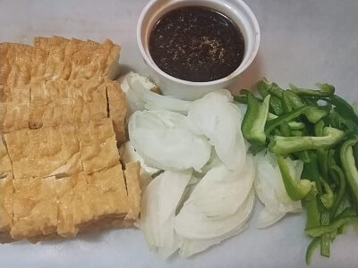 材料を食べやすい大きさに切り調味料を合わせる