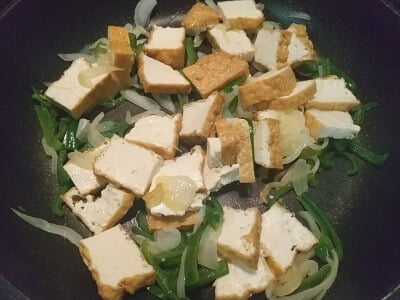 フライパンでたまねぎとピーマンを先に炒め厚揚げも入れて炒める