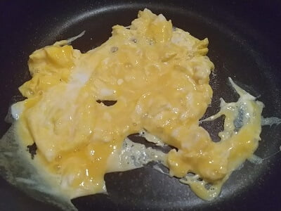 フライパンにマヨネーズを入れてスクランブルエッグを作る写真