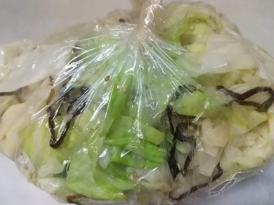 きゃべつをレンチンし材料を袋に入れて混ぜる