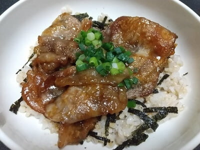 ご飯、のり、ぶた肉、ねぎの順に丼ぶりにした写真