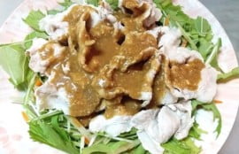 水菜、にんじんの上に豚肉をのせごまだれをかけた写真