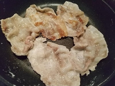 豚肉に片栗粉をまぶしフライパンで焼く写真