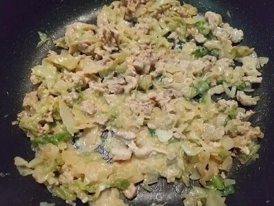 溶き卵を入れて火を通す写真