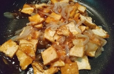 Boil the ingredients in another pan and mix with water soluble potato starch when thickened.