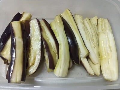 冷めたら切って耐熱容器に入れる