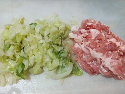 きゃべつと豚肉を切った写真