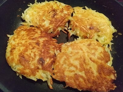 4つに分けてフライパンで両面しっかり焼く