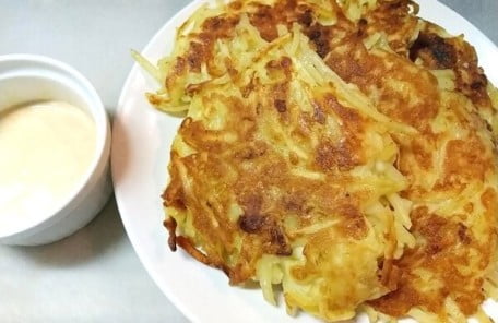 おやきを焼きたれも混ぜて添えた写真