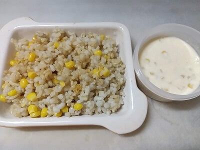 ご飯、コーン、醤油と豆乳、コーン、マヨネーズをそれぞれ混ぜる