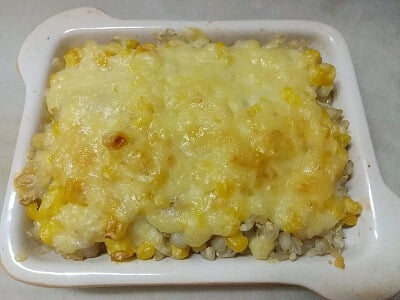 ご飯の上にソースとチーズを乗せてトースターで焼く