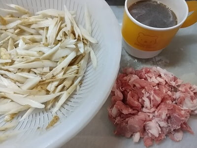 ゴボウ、豚肉の下準備をして調味料を合わせる