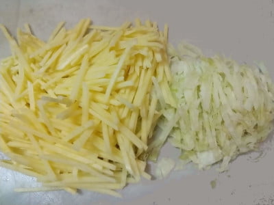 じゃがいもときゃべつをせんぎりにする