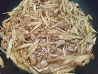 豚肉に火が通ったら調味料を入れて焼く