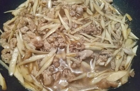 豚肉に火が通ったら調味料を入れて焼く