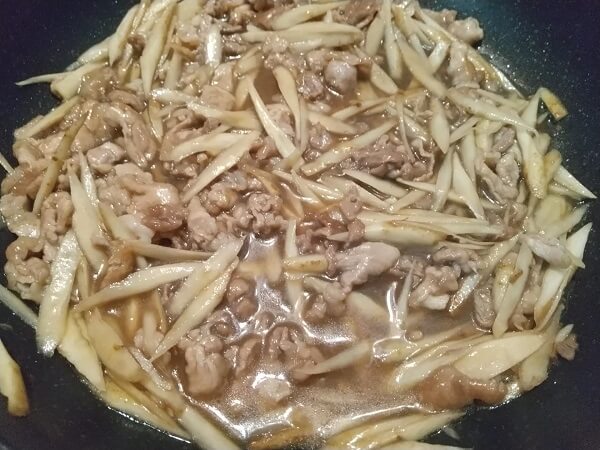 豚肉に火が通ったら調味料を入れて焼く