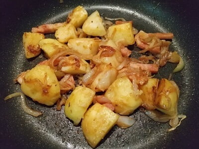 フライパンにじゃがいもと調味料を入れて炒める