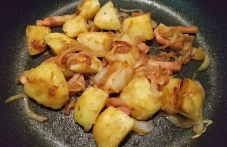 フライパンにじゃがいもと調味料を入れて炒める