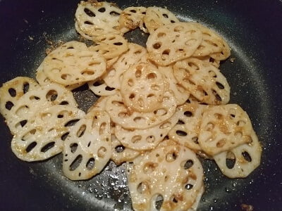 れんこんをレンチン2分した後フライパンで調味料と一緒に入れ強火で焼いた写真