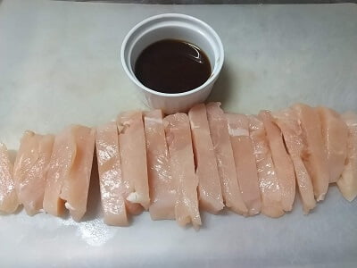 鶏むね肉を切って調味料を合わせた写真