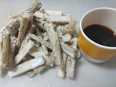 ごぼうを切って下準備して調味料を合わせた写真