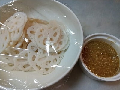 れんこんを切って水にさらしてラップ、調味料を合わせた写真