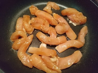 フライパンにごま油を熱して焼く写真