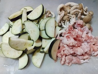 なす、しめじ、豚こま肉の下準備をした写真