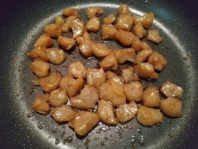 フライパンでこんにゃくを炒め調味料も入れて炒める