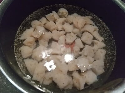 こんにゃくは手でちぎりさっとゆでる