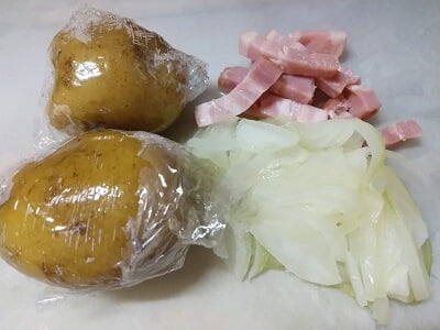 ジャガイモをラップしてレンジで温めて玉ねぎとベーコンを切る