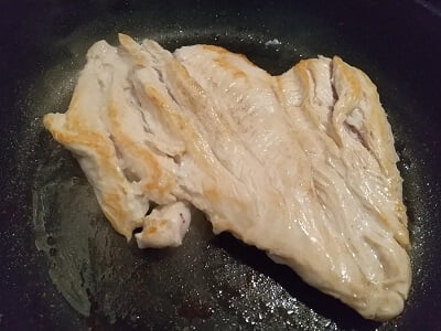 フライパンで焼いて調味料を入れた写真