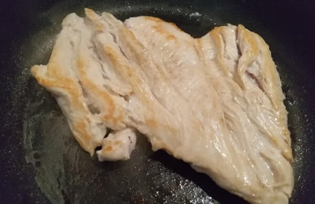 フライパンで焼いて調味料を入れた写真