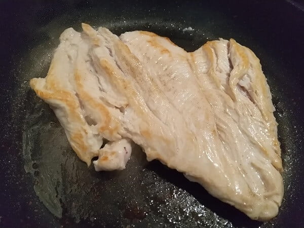 フライパンで焼いて調味料を入れた写真