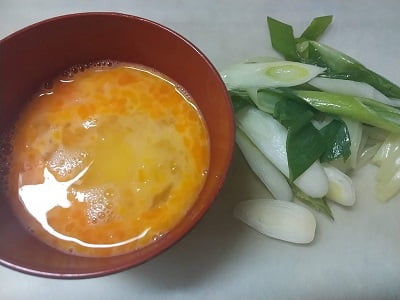 卵を溶いてねぎ、玉ねぎを切った写真