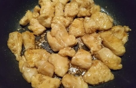 Cook the chicken breast well and entangle the seasonings