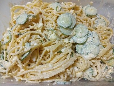 ゆで卵を潰して材料を全部入れ塩こしょうで味をととのえた写真