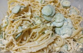 ゆで卵を潰して材料を全部入れ塩こしょうで味をととのえた写真