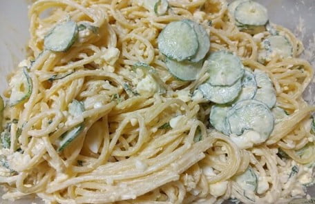 ゆで卵を潰して材料を全部入れ塩こしょうで味をととのえた写真