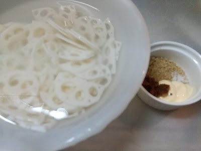 れんこんを酢水にさらし調味料を合わせた写真