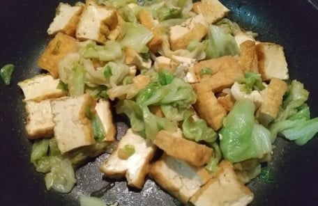 フライパンで炒めて味をつける写真