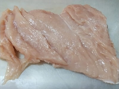 鶏むね肉を観音開きに切った写真