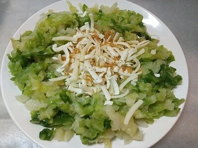 材料をふちのある皿に乗せた写真