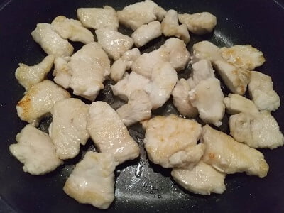 鶏むね肉の下準備をしてフライパンで焼く写真