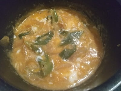 鍋に水、調味料を入れ長ネギとたまねぎも煮る