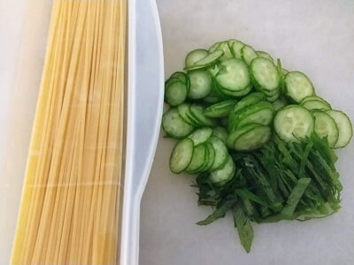 スパゲティは決められた時間茹で材料を切った写真