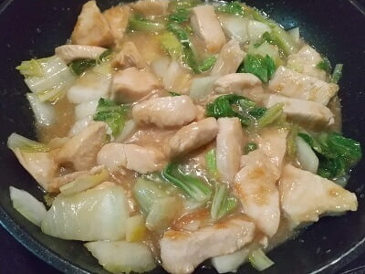 フライパンで焼いて調味料を入れた写真